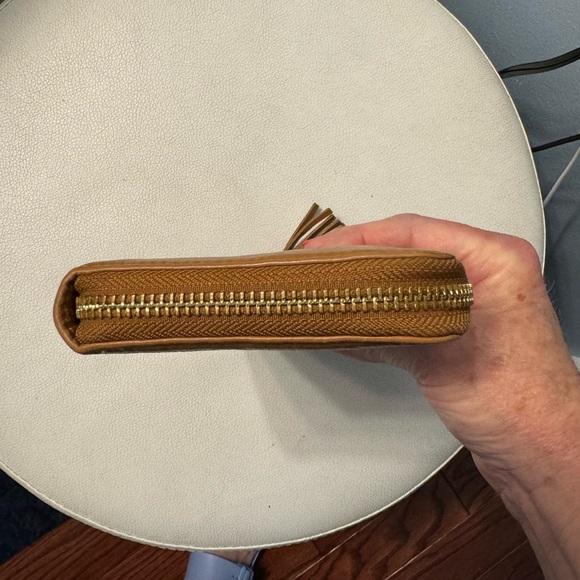 TORY BURCH WALLET BAG ZIP AROUND BROWN PEBBLED LEATHER GOLD HARDWARE - Picture 4 of 9